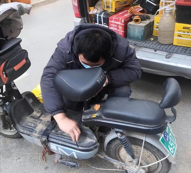 电动车换电池_电动车换汽车电池_电车换个电池