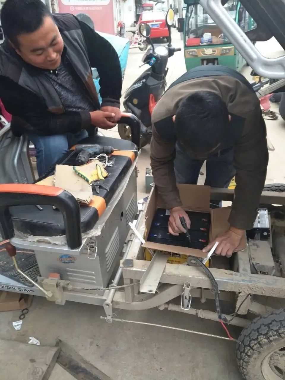 附近24小时上门维修电动车电话：400-861-9121，附近上门换胎-补胎-换电瓶-线路检修-换锁-开锁【本地救援师傅】